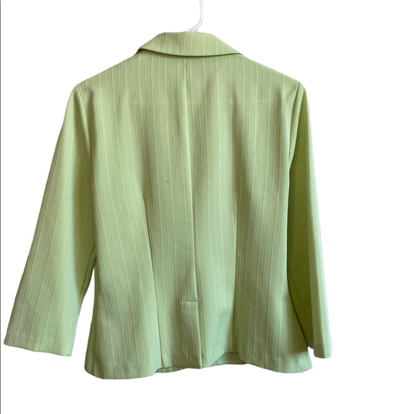 FUN PASTEL GREEN BLAZER 🍀 - Picture 2 of 2